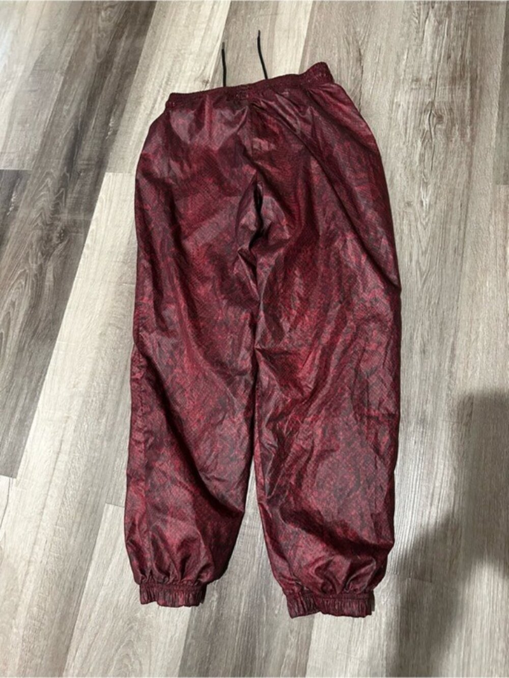 Nike Women’s Size Small Burgundy Snakeskin Print Jogger Pants Y2K Streetwear - Picture 4 of 8